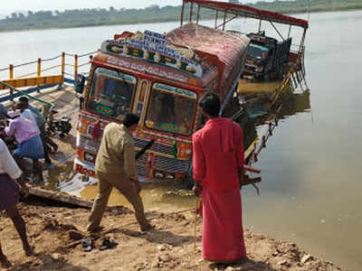 Barge sinks in Krishna, close shave for 20 people | Vijayawada News ...