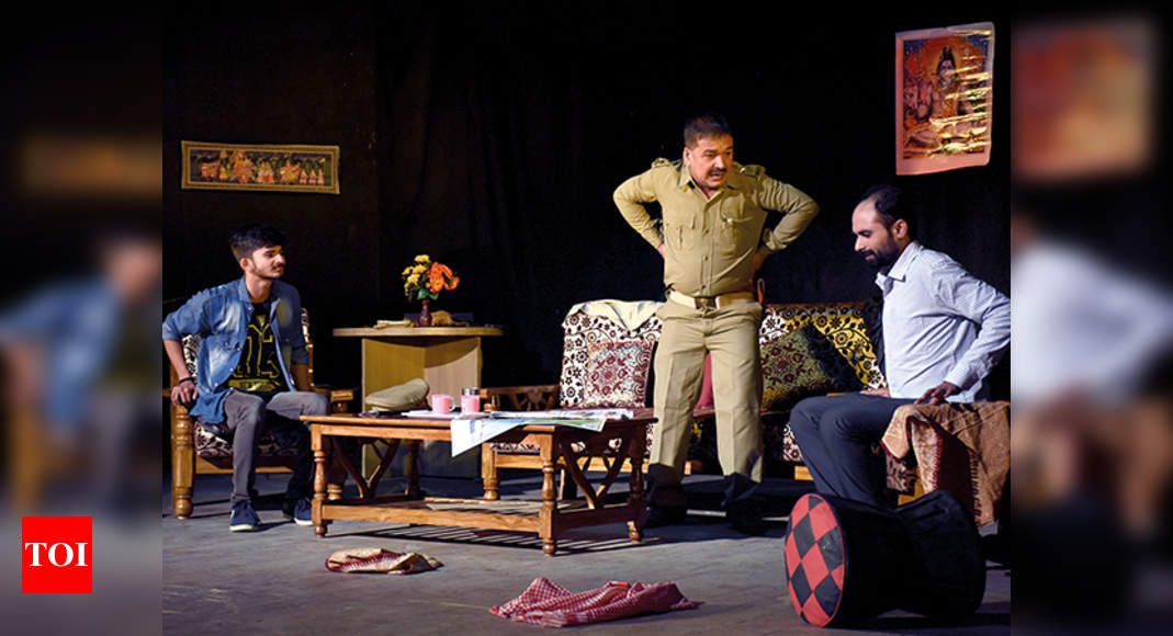 a-satirical-play-daroga-ji-chori-ho-gayi-staged-in-lucknow-hindi