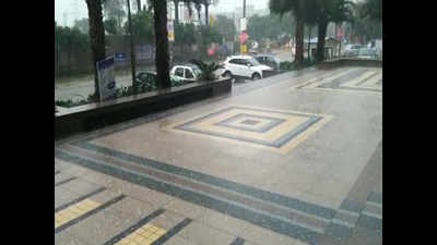 Heavy rain, hailstorm lash Delhi-NCR