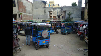 The daily grind & grime of Jaipur’s e-rickshaw drivers