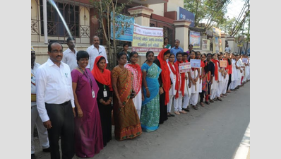 Madurai college students form human chain to spread voting awareness