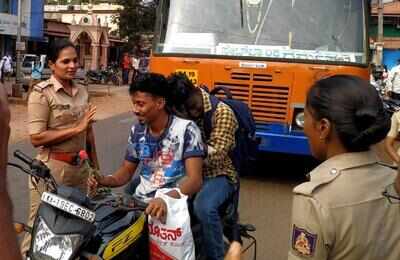 Woman SI hands rose to young helmetless riders; wins internet ...