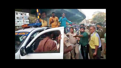 Two arrested for beating up traffic cop