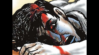Teen on train footboard slams electric post, dies