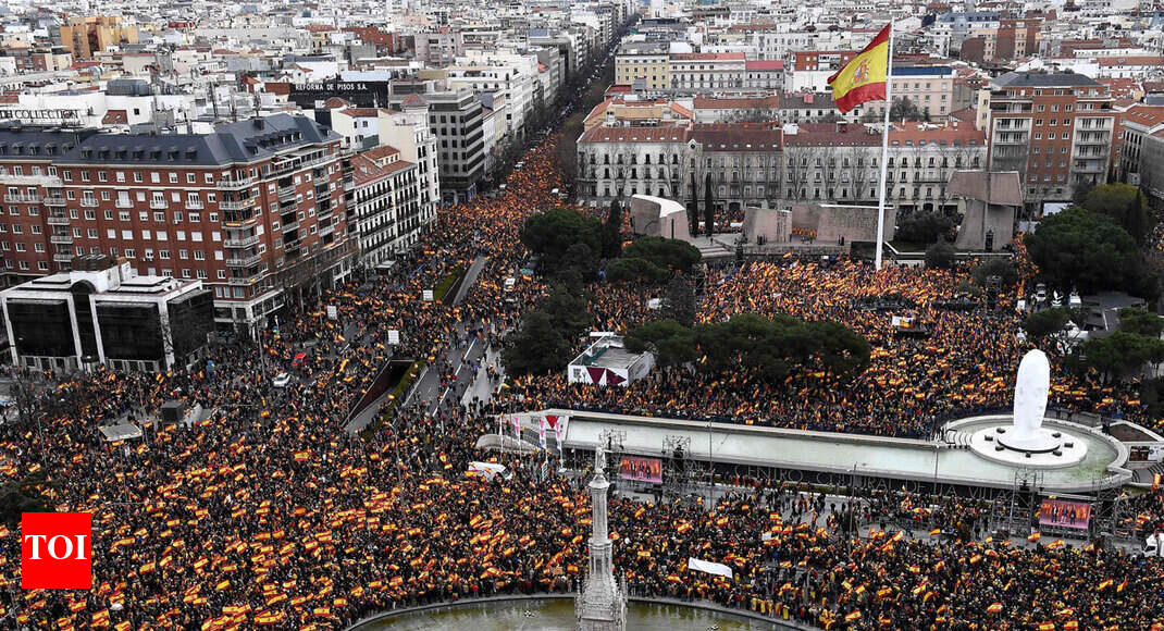 Thousands protest in Madrid against govt's Catalonia policy