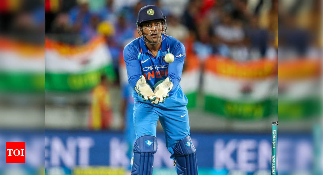 MS Dhoni: 'Lightning quick' Dhoni shows his love for Indian flag