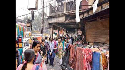 Just three weeks since fire, hawkers at Gariahat back in full force