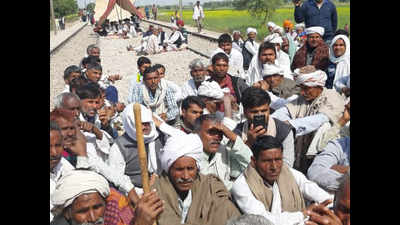 Gujjar quota agitation enters fourth day; highways, railway tracks blocked