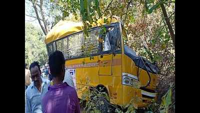 4 students injured as school bus crashes into tree in Palghar