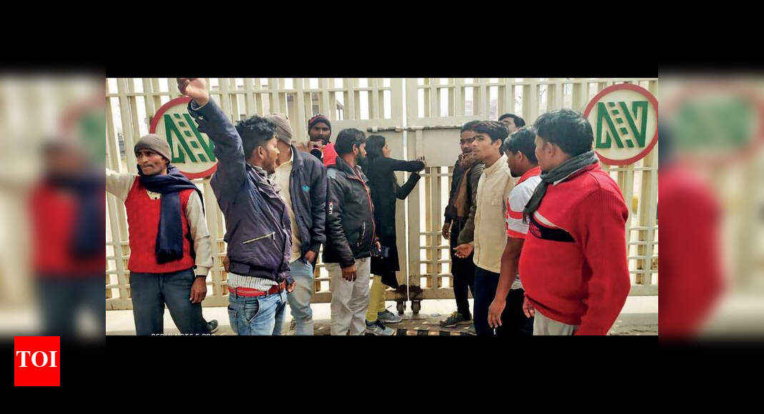 Metro cleaners protest 50 cut in pay, lock station gate for 30 minutes