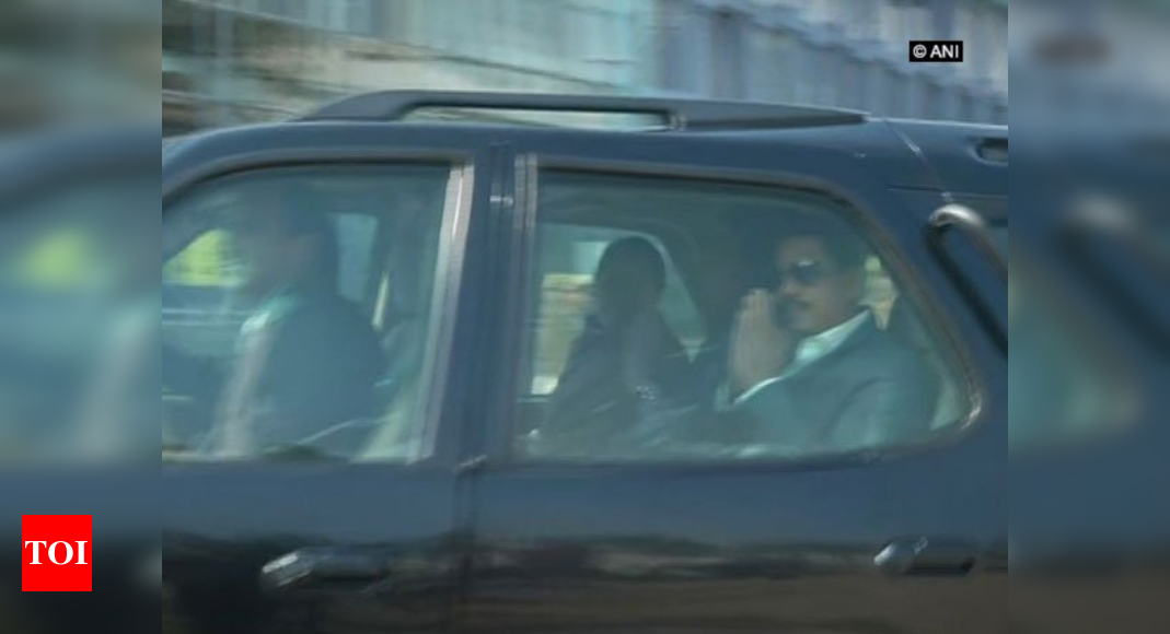 Robert Vadra Appears Before ED In Jaipur; Priyanka Accompanies Him ...