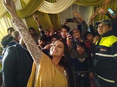 Video: Bhojpuri actress Akshara Singh’s fans shouting her name