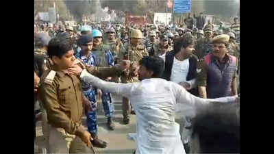 SP worker slaps cop as Akhilesh Yadav was stopped from going to Prayagraj