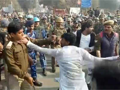 SP worker slaps cop as Akhilesh Yadav was stopped from going to Prayagraj