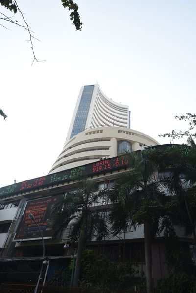 Sensex drops 120 pts in late selloff; bank, auto stocks drag