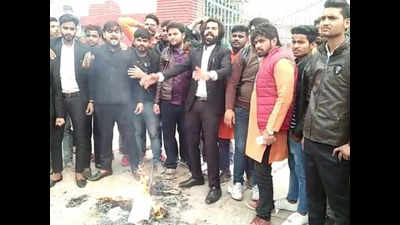 BJP workers urge govt to constitute SIT against AMU officials