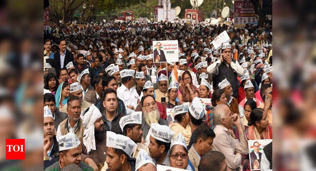 Delhi: AAP volunteers see hint of 2011 movement | Delhi News - Times of ...