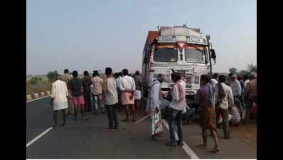 Miscreants stop truck and loot MI phones worth Rs 1 crore in Andhra Pradesh