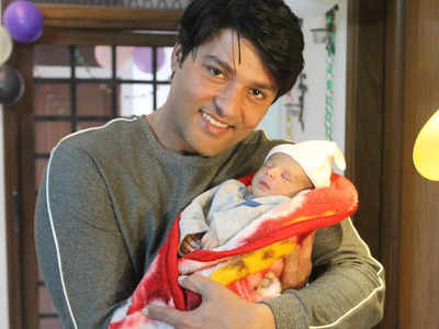 Diya Aur Baati Hum actor Anas Rashid shares the first picture of his baby girl Aayat