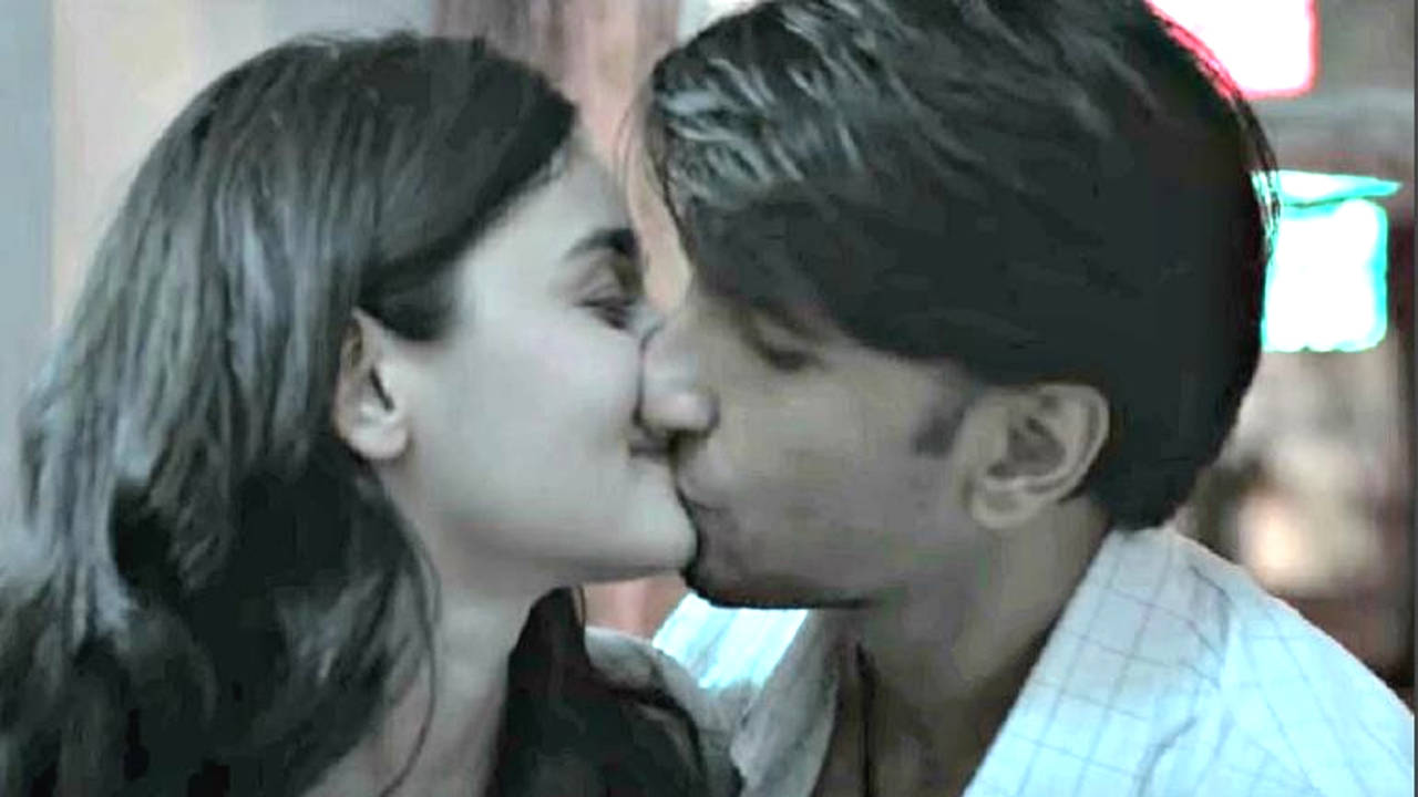 CBFC chops kissing scene between Ranveer Singh and Alia Bhatt