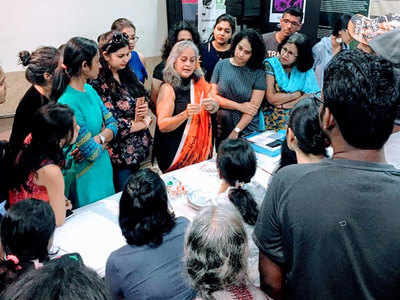 Mumbaikars get together to learn calligraphy