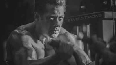 Salman Khan goes shirtless, fans go crazy