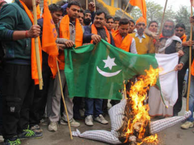 Pulwama attack: Protesters burn Pakistan flag in Maha's Aurangabad