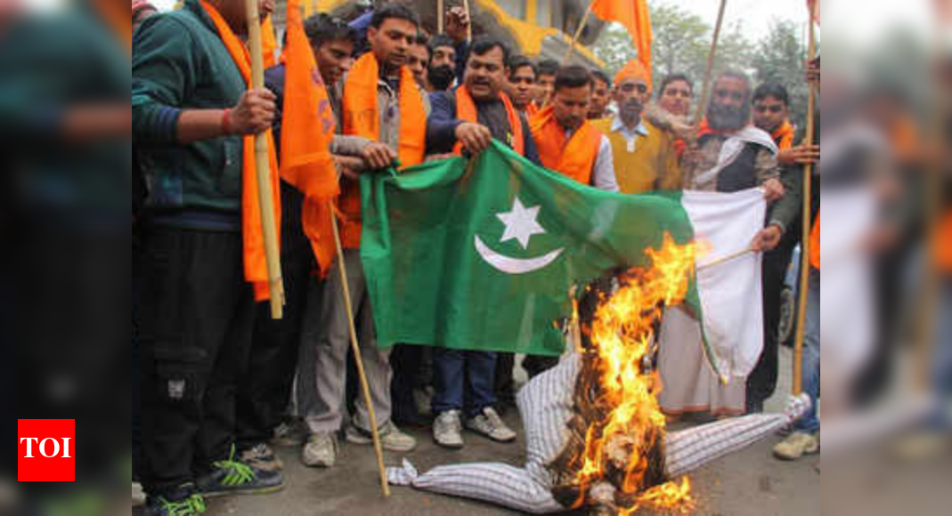 Pulwama blast: Protesters burn Pakistan flag in Maha's Aurangabad ...