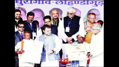 Rahul Gandhi returns land to Bastar farmers