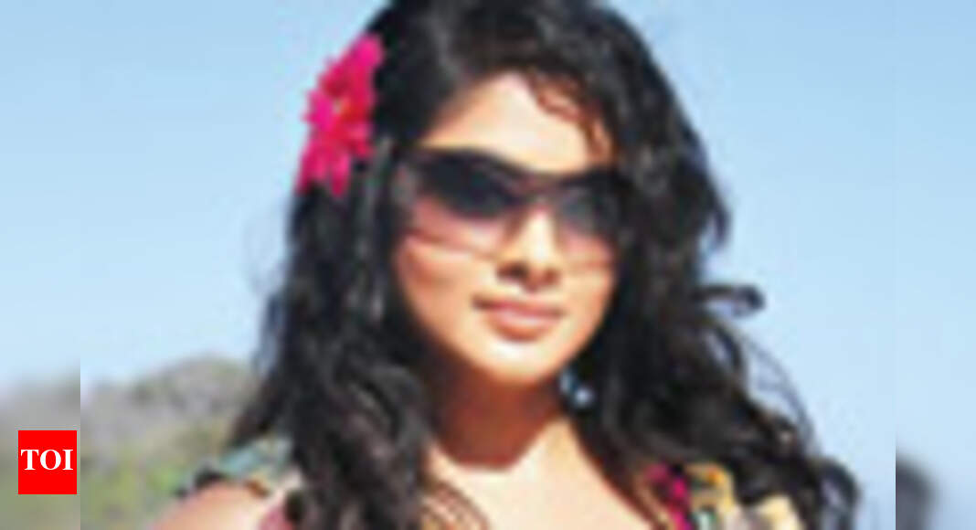 Cat fight between Priyamani, Vimala | Telugu Movie News - Times of India
