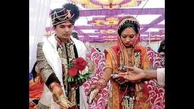 Gujarat: Slum couple donates wedding gifts