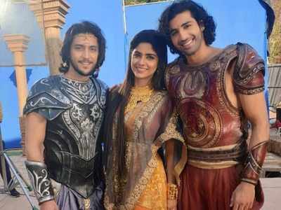 Karn Sangini actors bid adieu to their fans; see farewell pictures