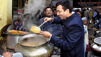 Celebrity chef Sanjeev Kapoor enjoying biryani in Lucknow