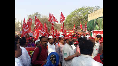 Thousands of farmers march from Nashik to Mumbai demanding loan waiver