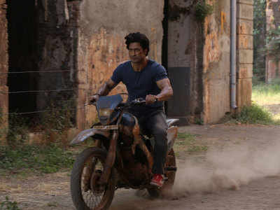 Vidyut Jammwal performs his own daredevil stunts on the bike in 'Junglee'