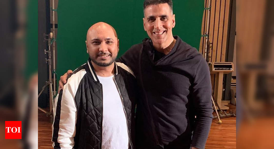 This Picture Of B Praak With Akshay Kumar Is Winning The Internet ...