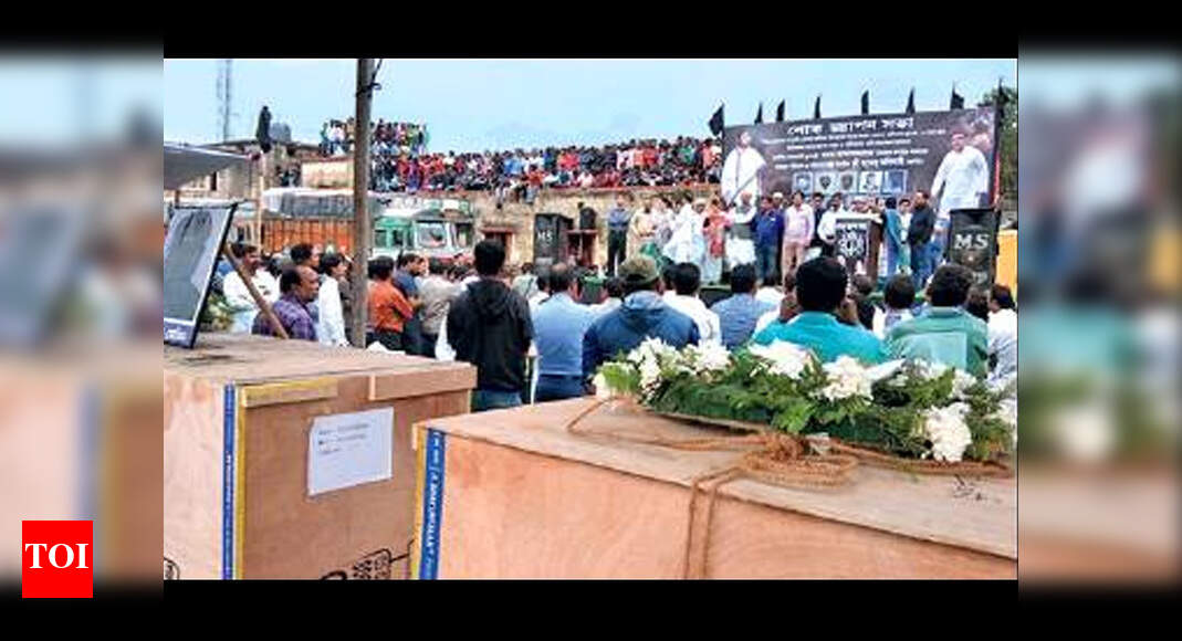 At labourers’ funeral, netas line up to pay last respects Kolkata
