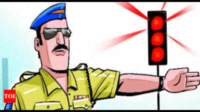Tamil Nadu cop suspended for attacking minivan driver