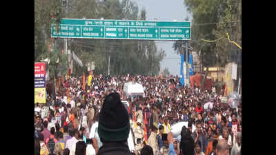 Devotees head to Prayagraj ahead of Kumbh's culmination on Mahashivratri