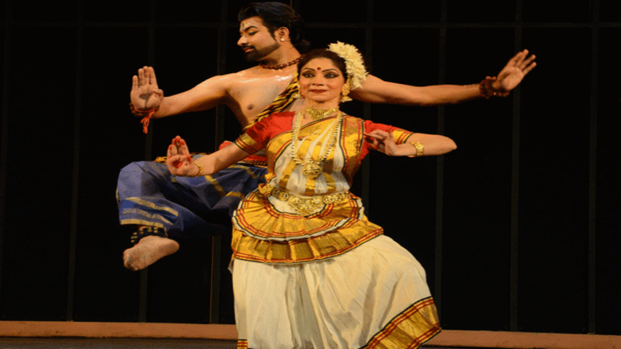 Bijayini Satpathy Teaches an Odissi Step - Dance Teacher