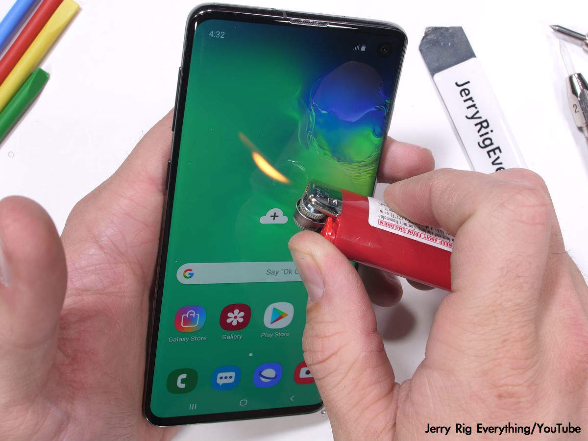 boy cheating on Galaxy S10