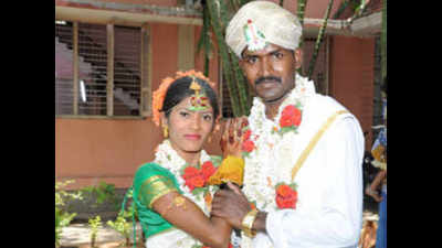 Sumalatha gifts land deed to H Guru’s wife