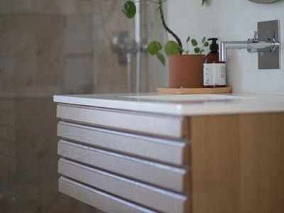 Solutions for a small bathroom: Bathroom cabinets, shelves and trolleys that save space