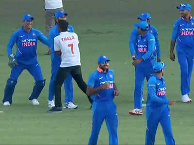 India vs Australia 2nd ODI: Fan breaks security for embrace from Dhoni