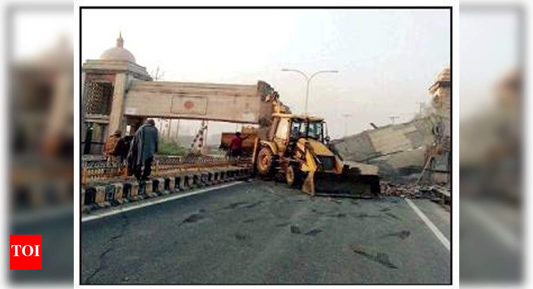Urdu Gate on road to Azam Khan’s Jauhar University demolished