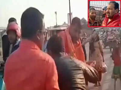 Lucknow: Good samaritan comes forward to rescue Kashmiri dry fruits seller after being thrashed by goons