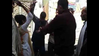 On Cam: Student beats private tuition teacher in Farrukhabad, Uttar Pradesh