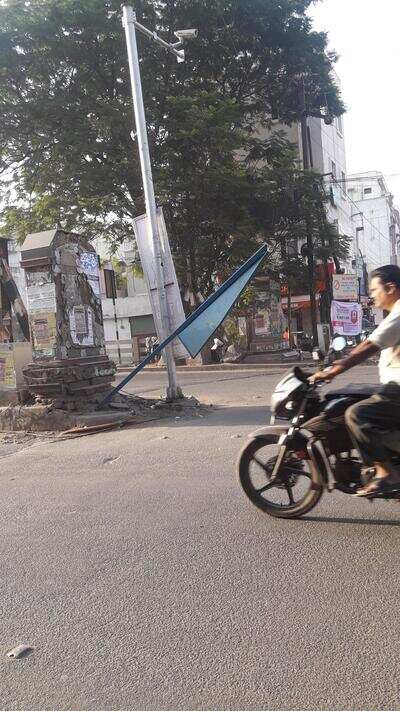 Fatehnagar Flyover: Sign board dangerously leaning - Times of India
