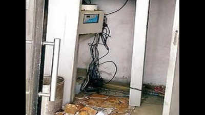 Goons flee with ATM in Jaipur