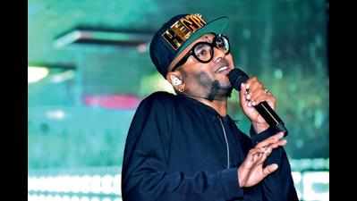 Benny sends audience into raptures at IIT-Kanpur